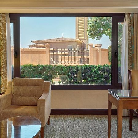 힐튼 알렉산드리아 킹스 랜치 리조트 킹 마리우트 외부 사진 A view of the hotel from a guest room