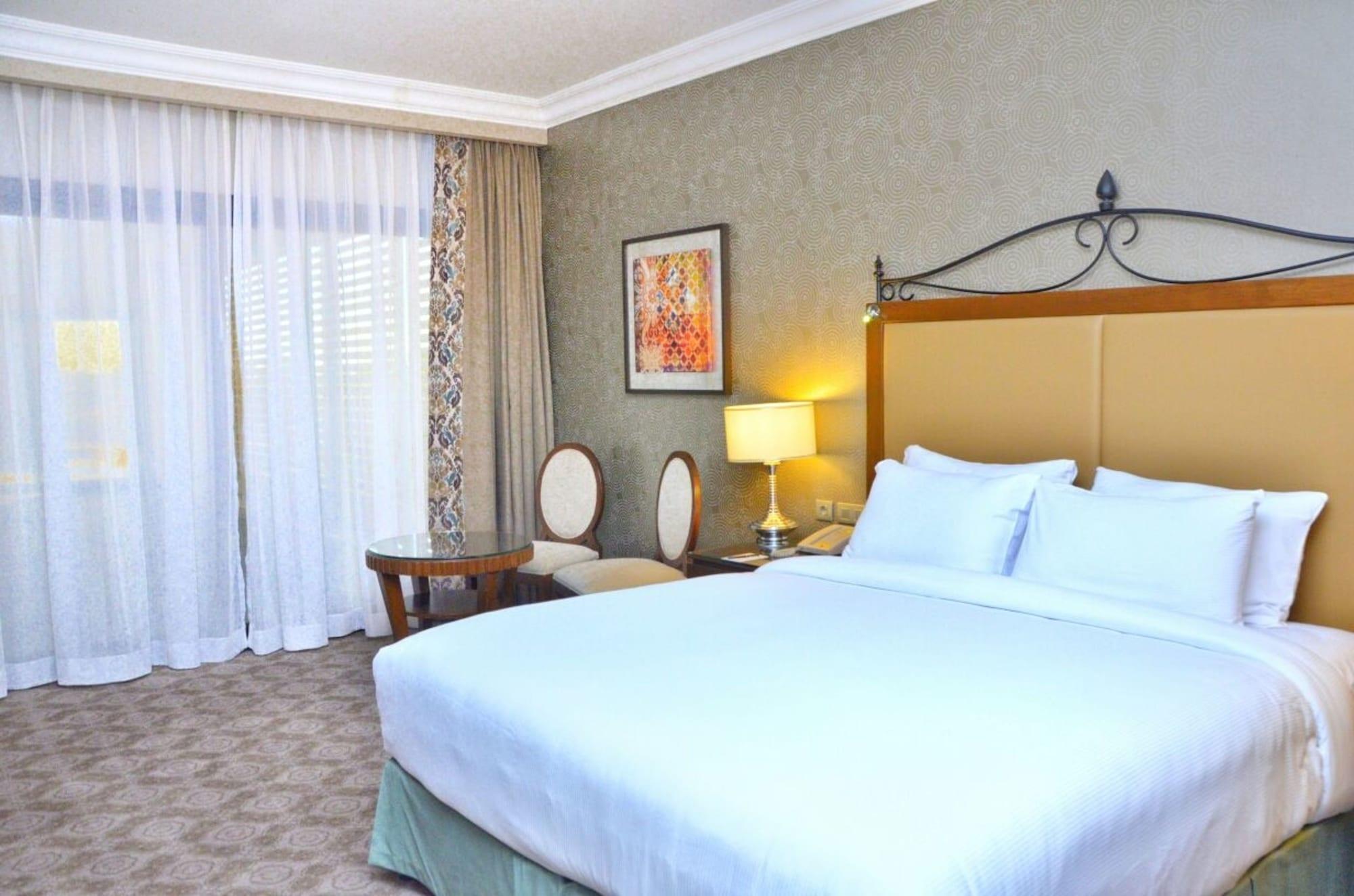 힐튼 알렉산드리아 킹스 랜치 리조트 킹 마리우트 외부 사진 A room at the hotel